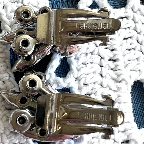 Beau Jewels Vintage clip on blue earrings - Picture 4 of 7